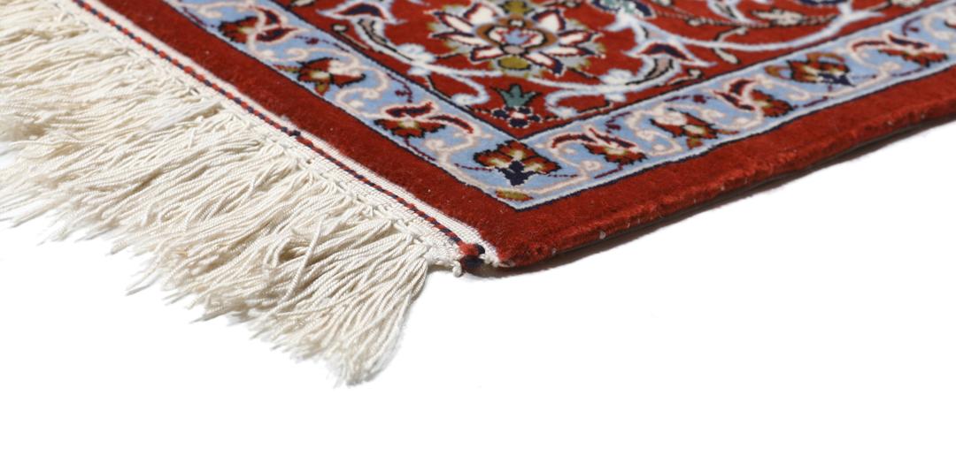 Handgeknoopt Isfahan tapijt uit het Midden-Oosten in rood en ivoor