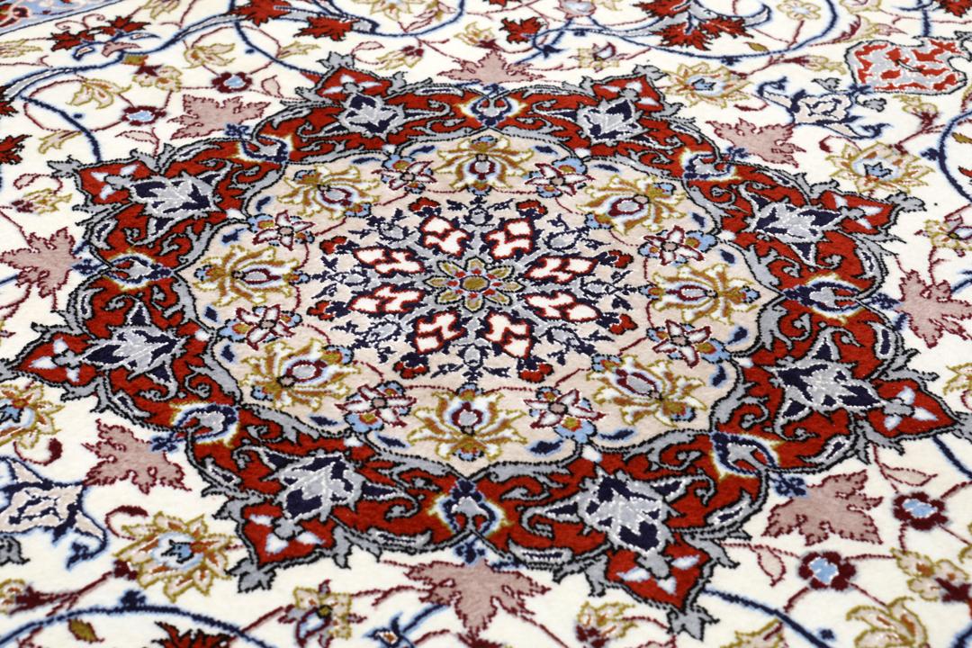 Handgeknoopt Isfahan tapijt uit het Midden-Oosten in rood en ivoor