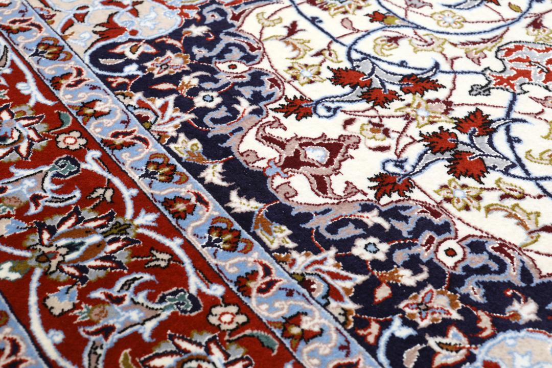 Handgeknoopt Isfahan tapijt uit het Midden-Oosten in rood en ivoor