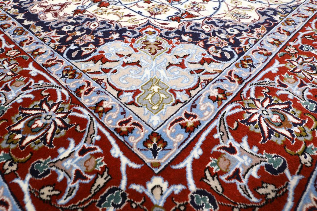Handgeknoopt Isfahan tapijt uit het Midden-Oosten in rood en ivoor