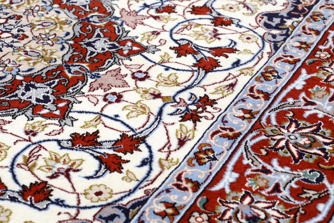 Handgeknoopt Isfahan tapijt uit het Midden-Oosten in rood en ivoor