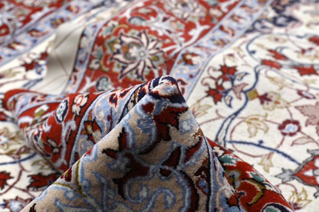 Handgeknoopt Isfahan tapijt uit het Midden-Oosten in rood en ivoor
