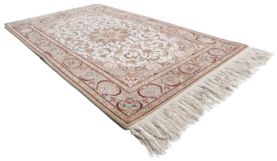 Handgeknoopt Isfahan tapijt uit het Midden-Oosten in beige tinten