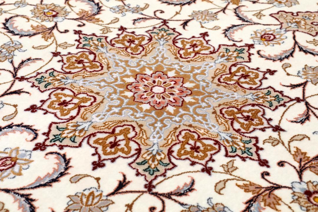 Handgeknoopt Isfahan tapijt uit het Midden-Oosten in beige tinten