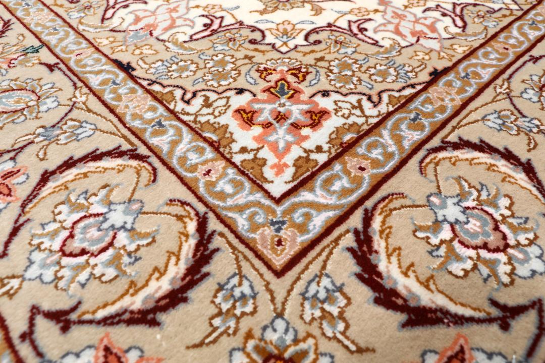 Handgeknoopt Isfahan tapijt uit het Midden-Oosten in beige tinten