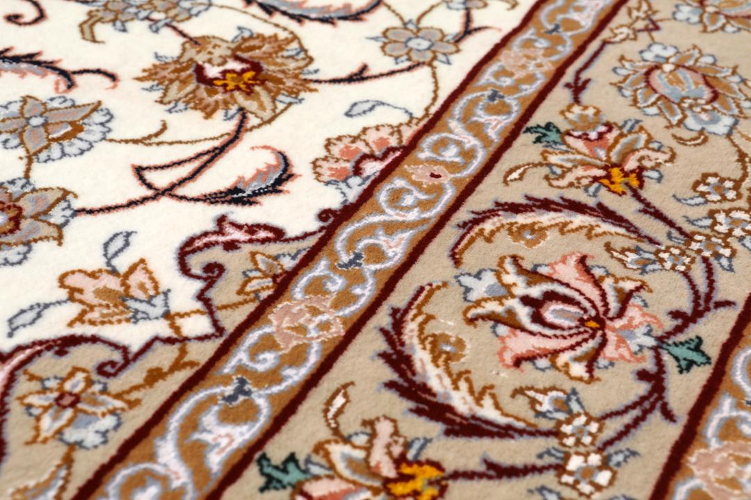 Handgeknoopt Isfahan tapijt uit het Midden-Oosten in beige tinten