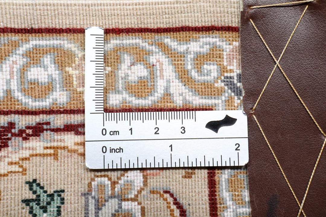 Handgeknoopt Isfahan tapijt uit het Midden-Oosten in beige tinten