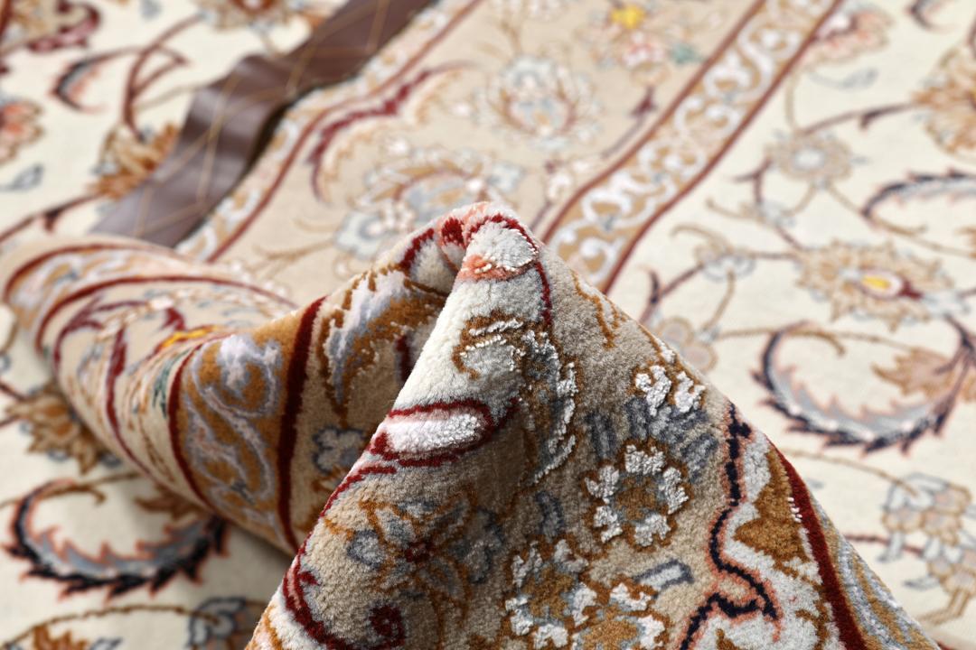 Handgeknoopt Isfahan tapijt uit het Midden-Oosten in beige tinten