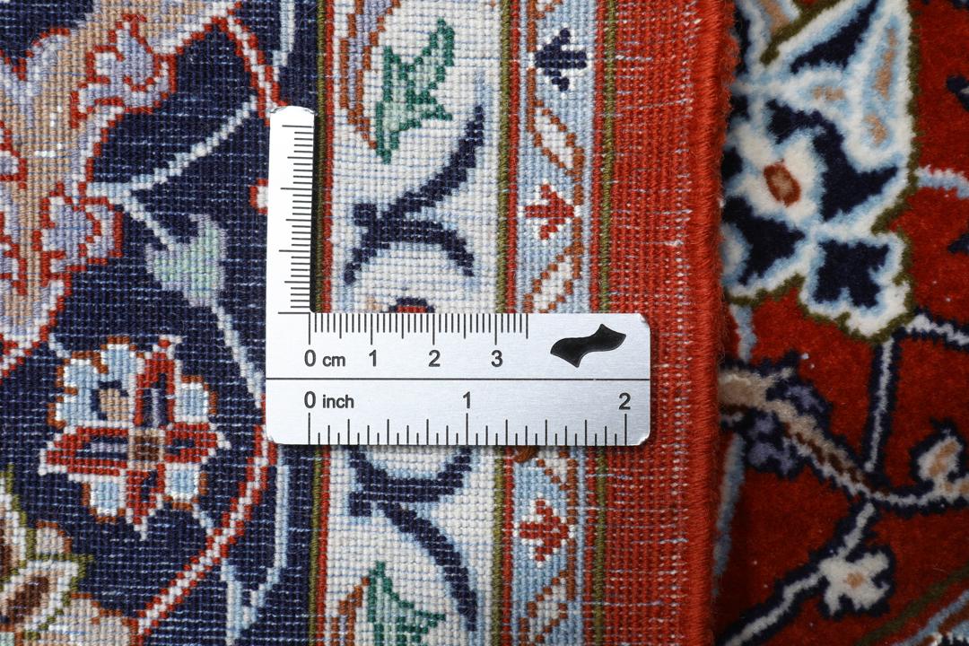 Isfahan-tæppe fra Mellemøsten i rødt med blomstermedaljonmønster