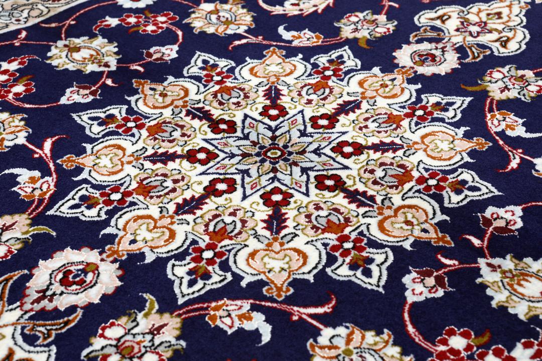 Handgeknoopt Isfahan tapijt met een centraal medaillon in blauwe en beige tinten