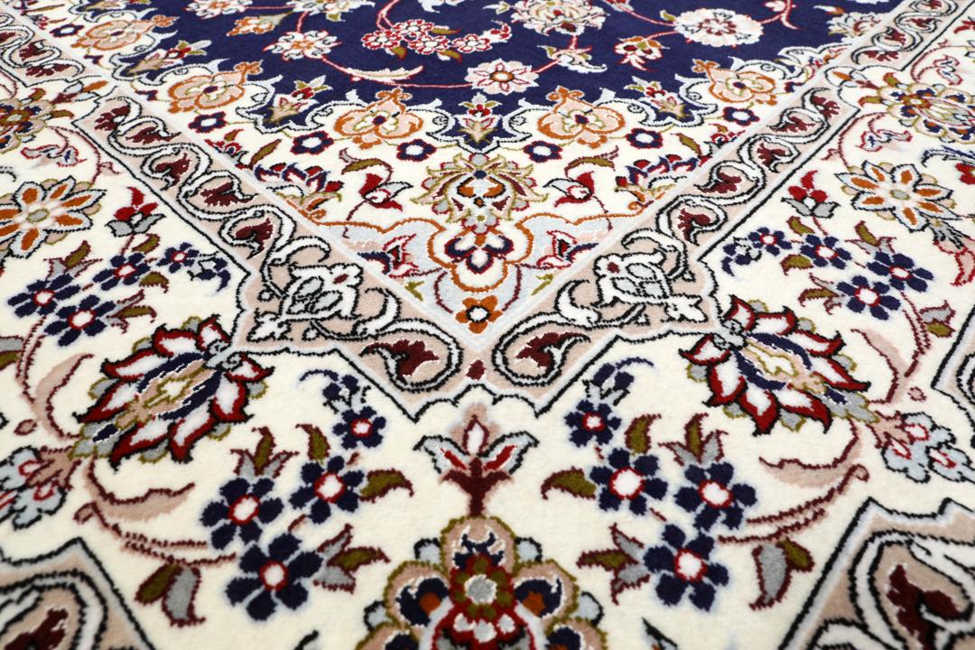 Handgeknoopt Isfahan tapijt met een centraal medaillon in blauwe en beige tinten