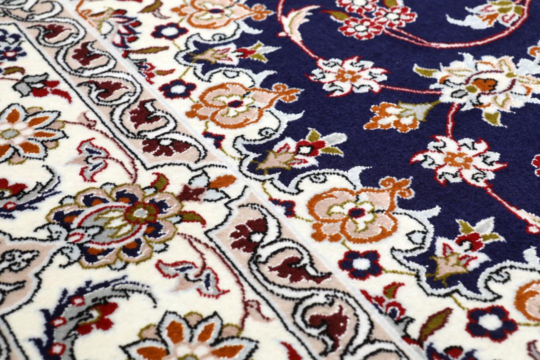 Handgeknoopt Isfahan tapijt met een centraal medaillon in blauwe en beige tinten