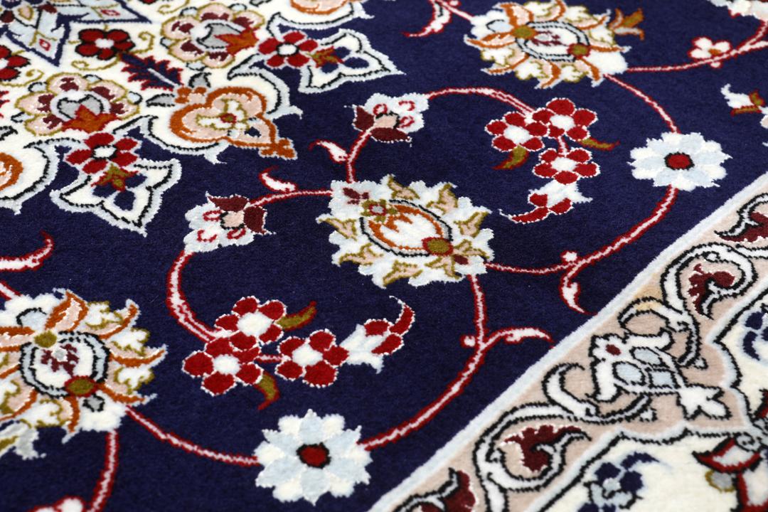 Handgeknoopt Isfahan tapijt met een centraal medaillon in blauwe en beige tinten