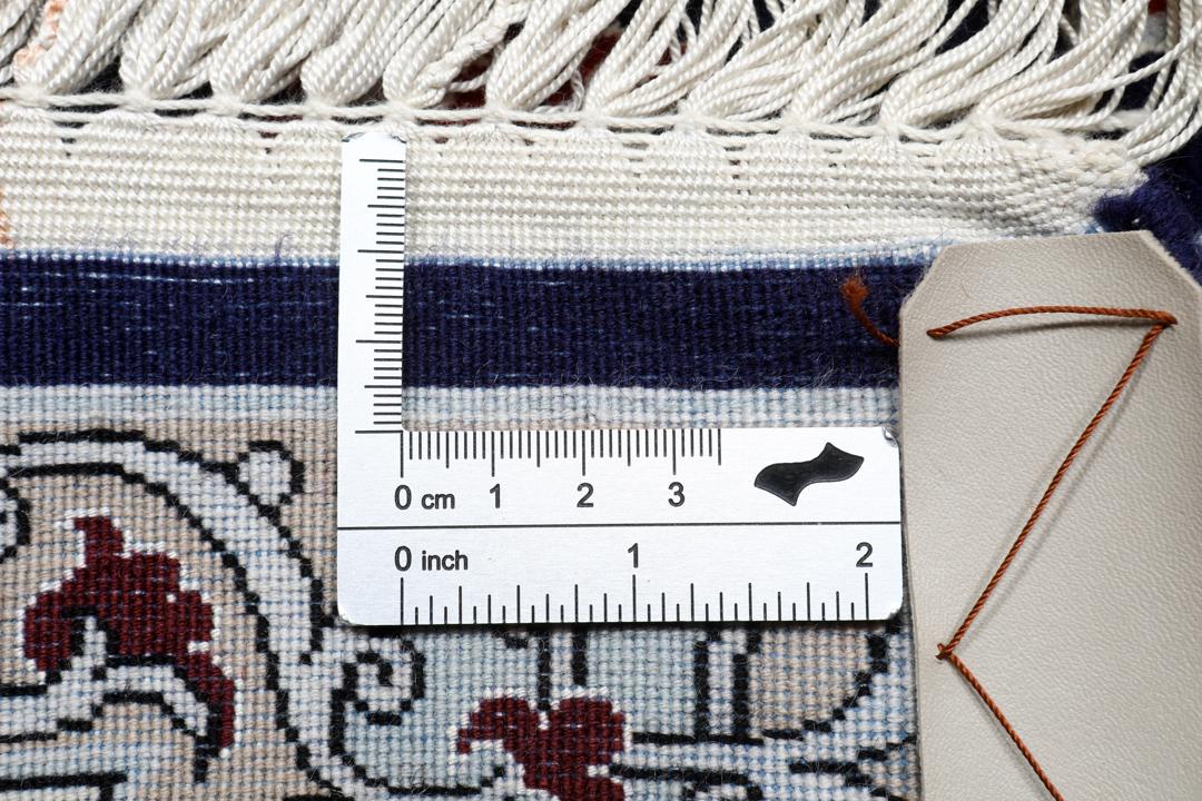 Handgeknoopt Isfahan tapijt met een centraal medaillon in blauwe en beige tinten