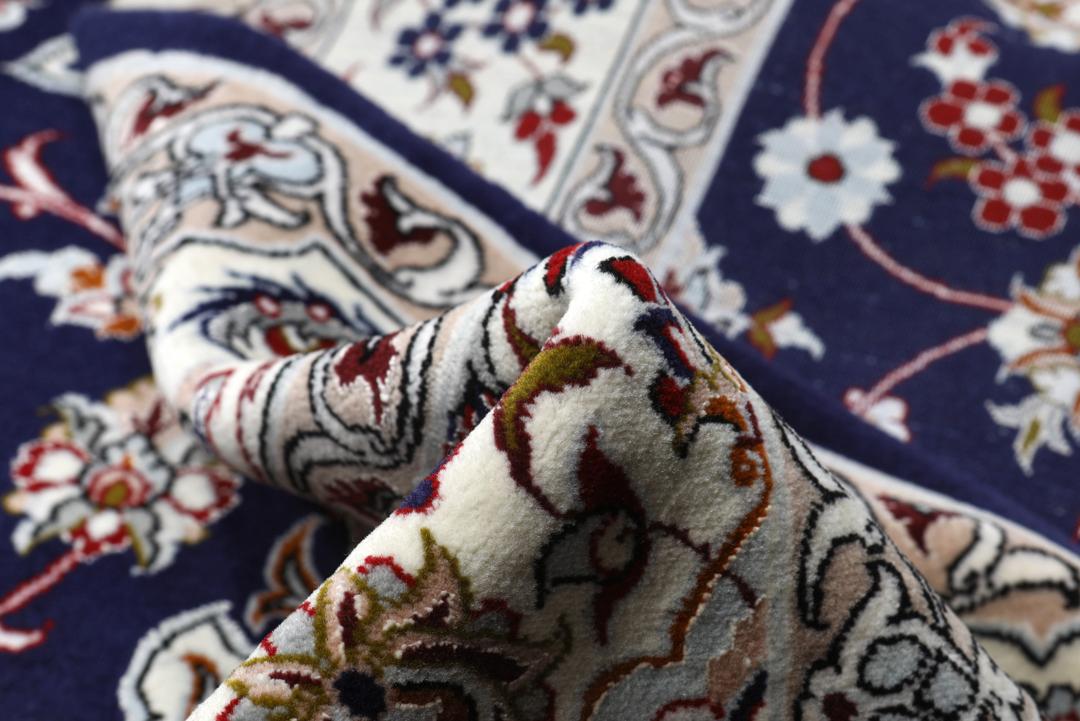 Handgeknoopt Isfahan tapijt met een centraal medaillon in blauwe en beige tinten