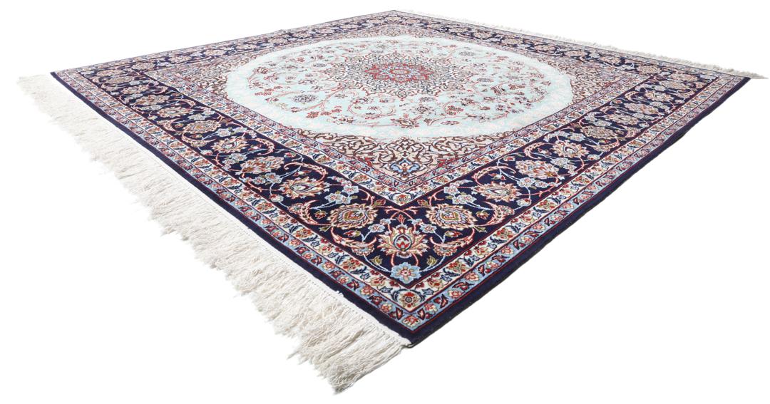 Vierkant Isfahan-tapijt uit het Midden-Oosten met een lichtblauw veld en bloemmotieven