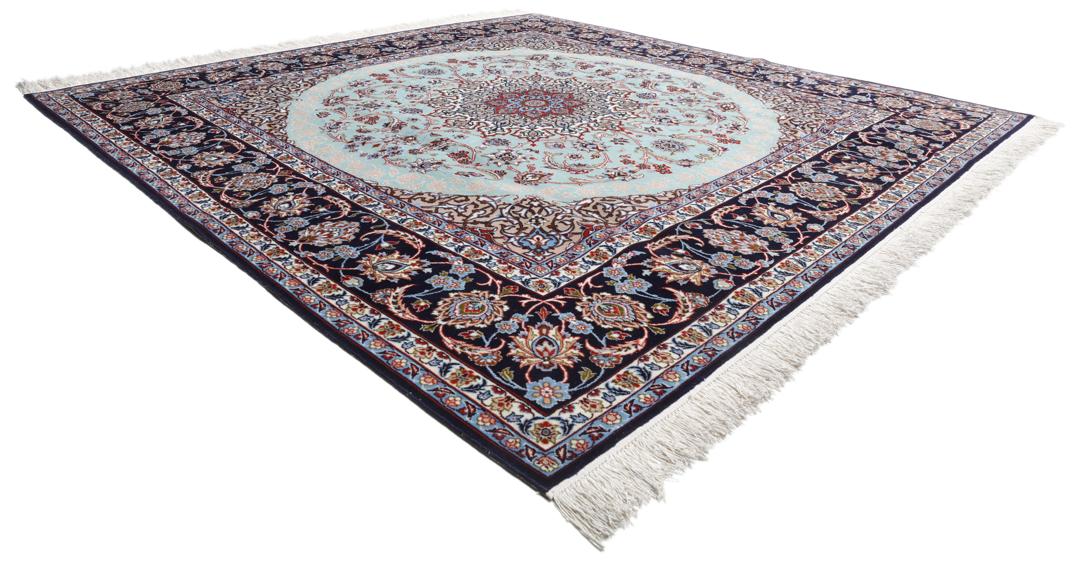Vierkant Isfahan-tapijt uit het Midden-Oosten met een lichtblauw veld en bloemmotieven