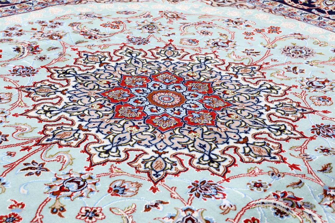 Vierkant Isfahan-tapijt uit het Midden-Oosten met een lichtblauw veld en bloemmotieven