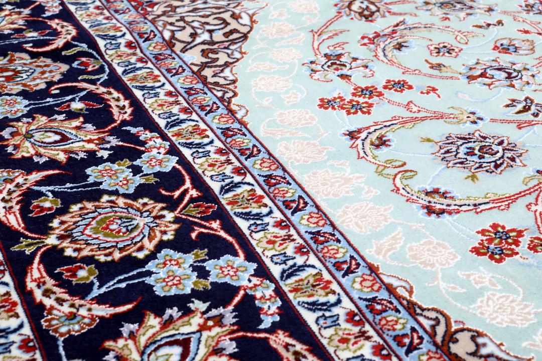 Vierkant Isfahan-tapijt uit het Midden-Oosten met een lichtblauw veld en bloemmotieven