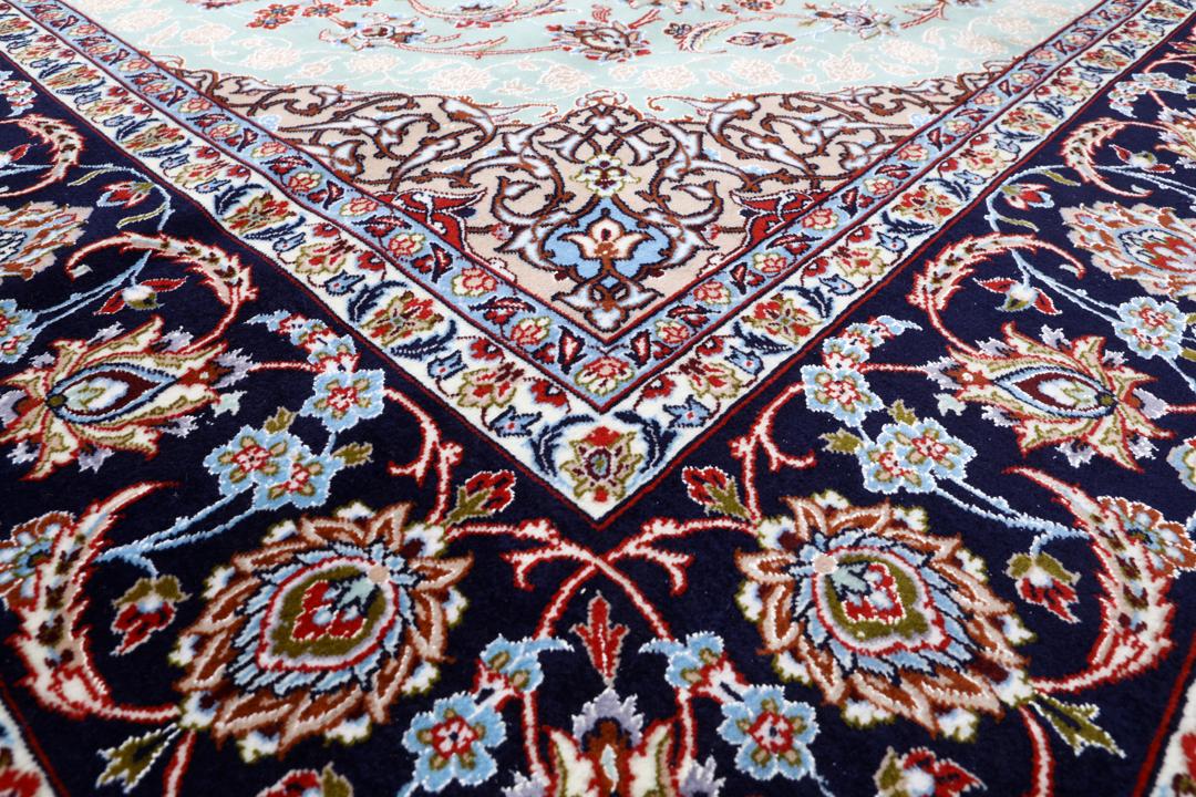 Vierkant Isfahan-tapijt uit het Midden-Oosten met een lichtblauw veld en bloemmotieven