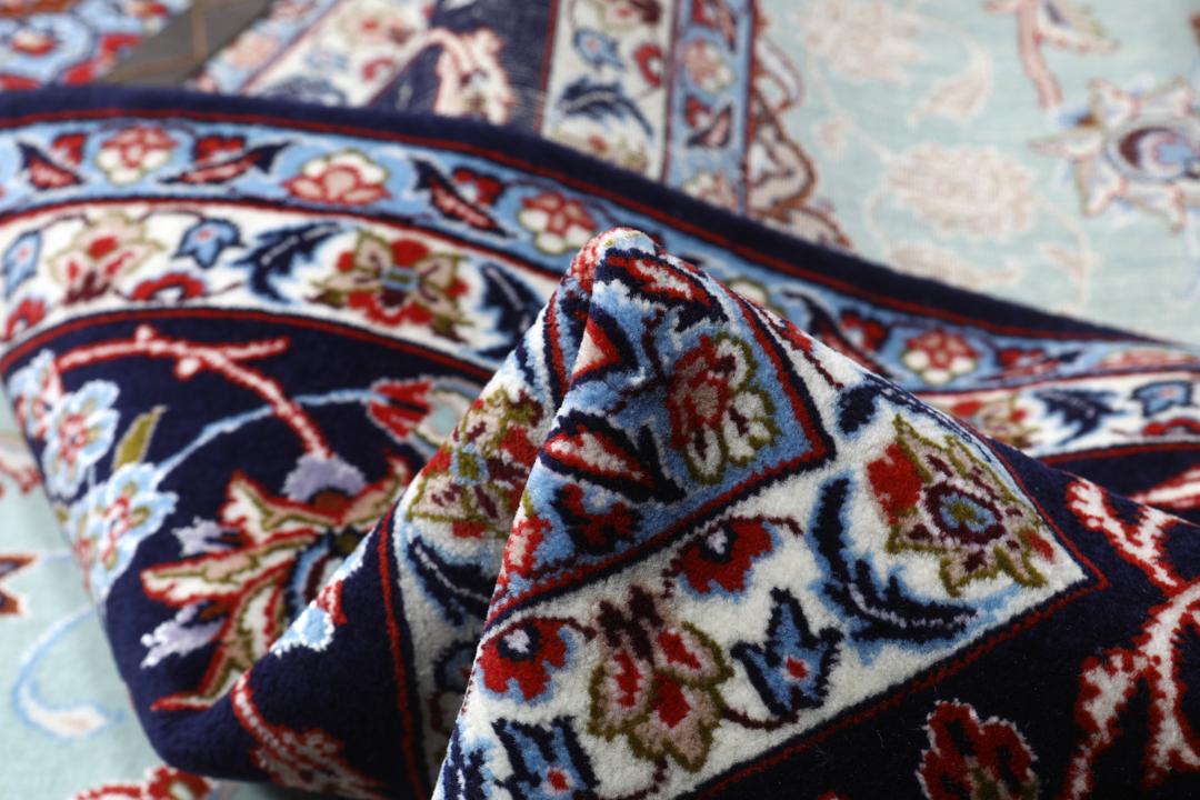 Vierkant Isfahan-tapijt uit het Midden-Oosten met een lichtblauw veld en bloemmotieven