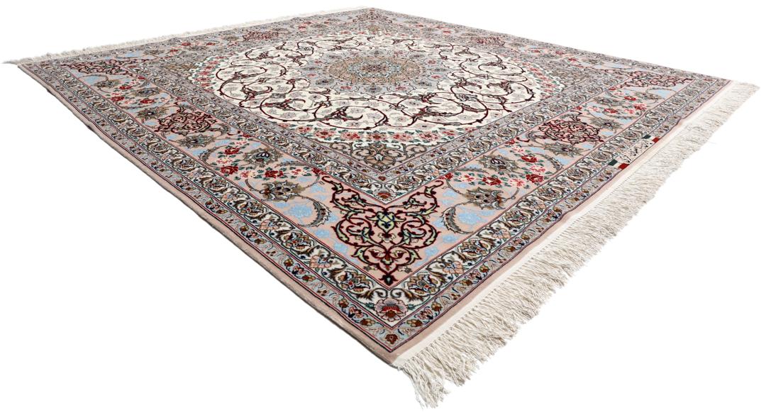 Vierkant Isfahan tapijt uit het Midden-Oosten met beige tinten en ingewikkelde bloempatronen.