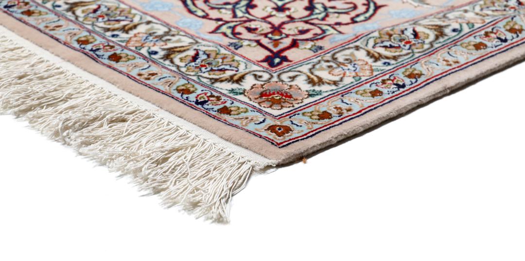Vierkant Isfahan tapijt uit het Midden-Oosten met beige tinten en ingewikkelde bloempatronen.