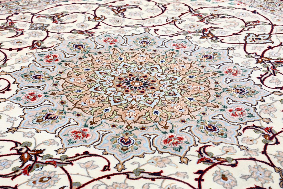 Vierkant Isfahan tapijt uit het Midden-Oosten met beige tinten en ingewikkelde bloempatronen.