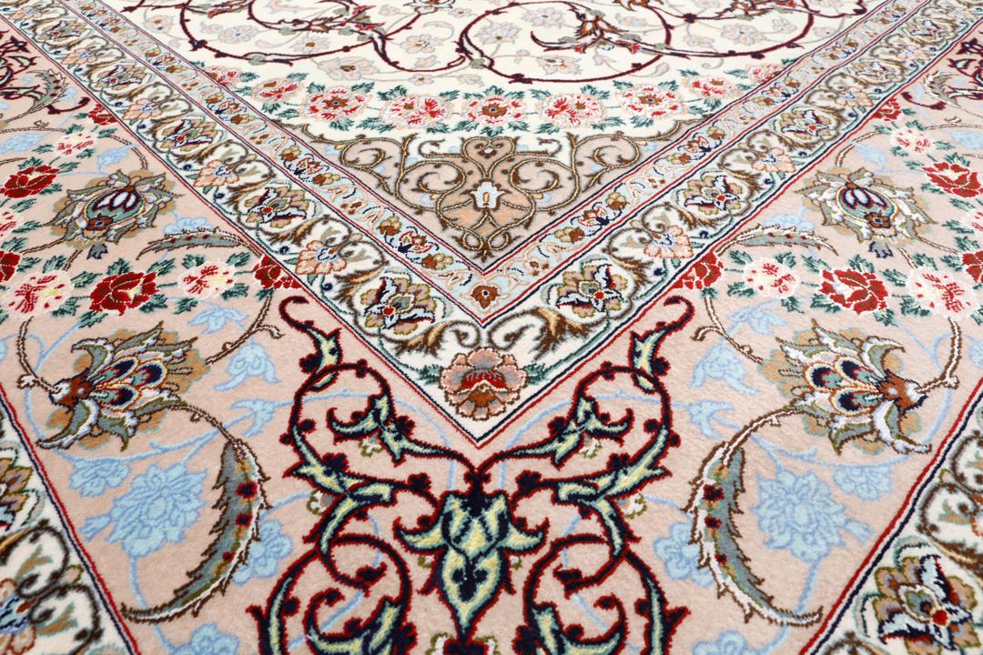 Vierkant Isfahan tapijt uit het Midden-Oosten met beige tinten en ingewikkelde bloempatronen.