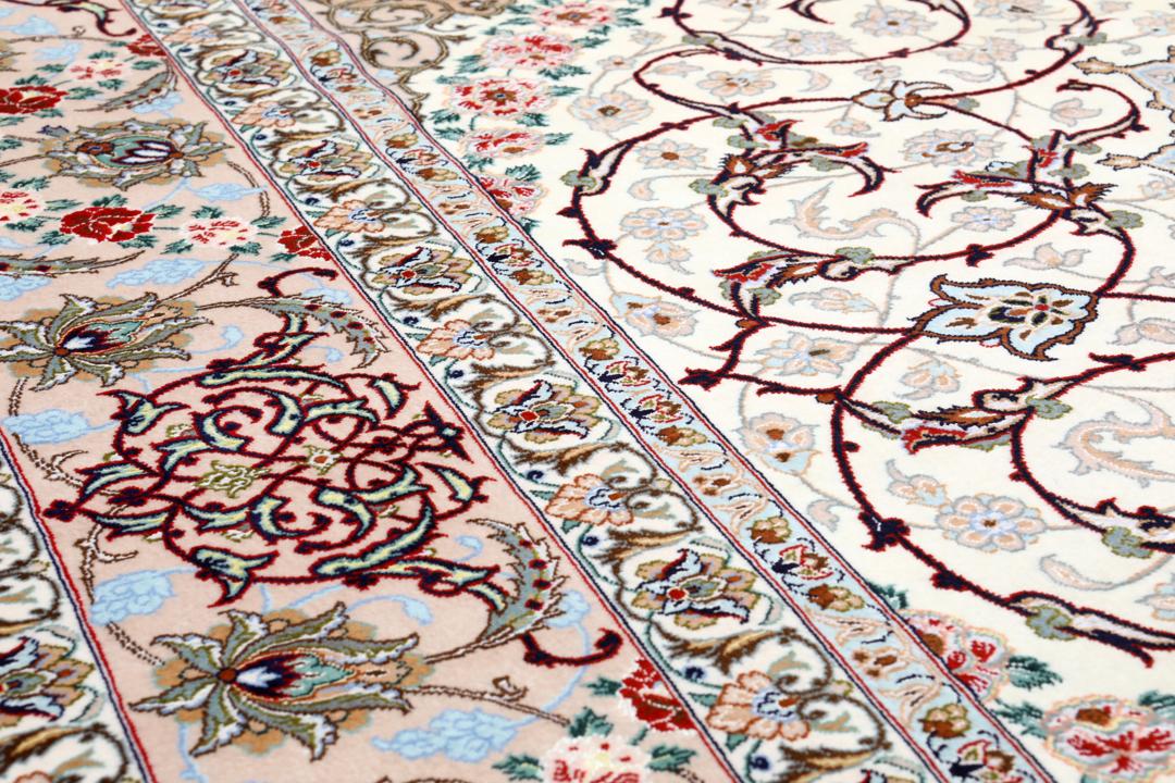 Vierkant Isfahan tapijt uit het Midden-Oosten met beige tinten en ingewikkelde bloempatronen.
