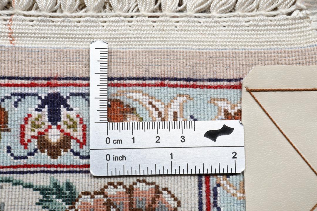 Vierkant Isfahan tapijt uit het Midden-Oosten met beige tinten en ingewikkelde bloempatronen.