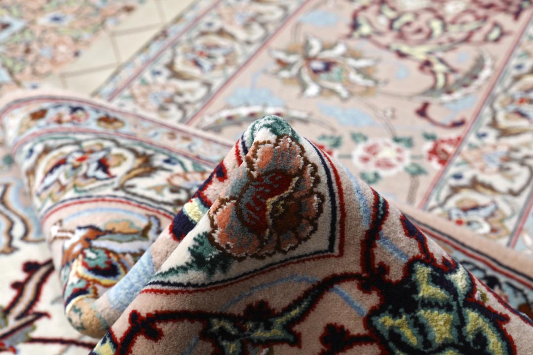 Vierkant Isfahan tapijt uit het Midden-Oosten met beige tinten en ingewikkelde bloempatronen.