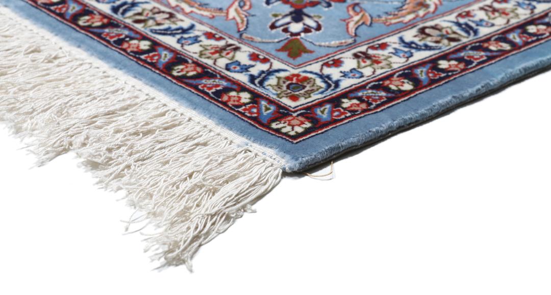 Een vierkant handgeknoopt Isfahan-tapijt uit het Midden-Oosten met een rood centraal medaillon en blauwe randen.