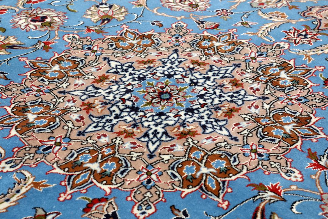 Håndknyttet Isfahan-tæppe fra Mellemøsten i blå og røde nuancer