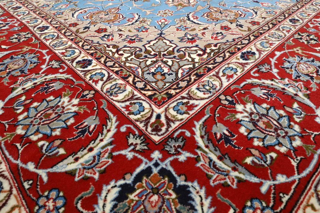 Håndknyttet Isfahan-tæppe fra Mellemøsten i blå og røde nuancer