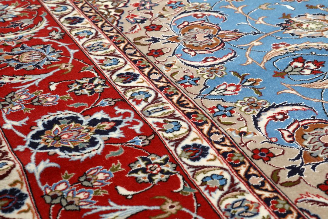 Håndknyttet Isfahan-tæppe fra Mellemøsten i blå og røde nuancer