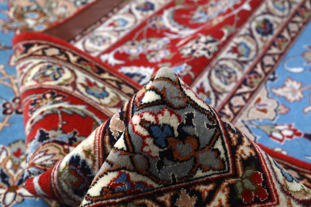 Håndknyttet Isfahan-tæppe fra Mellemøsten i blå og røde nuancer
