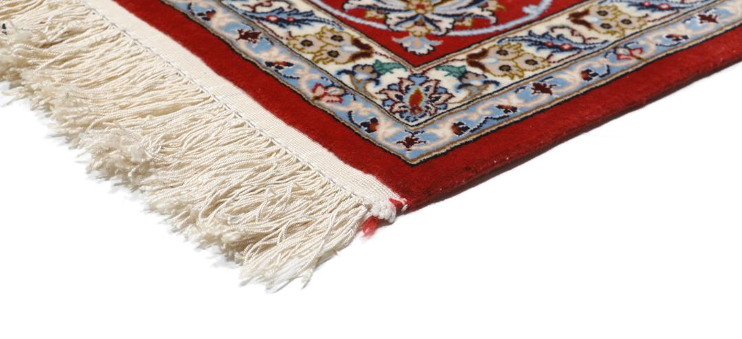 Ručno vezani Isfahan tepih s Bliskog istoka s crvenim rubom i krem poljem
