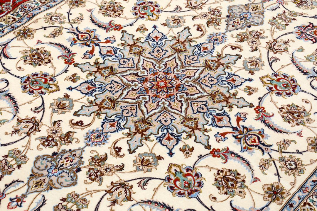 Ručno vezani Isfahan tepih s Bliskog istoka s crvenim rubom i krem poljem