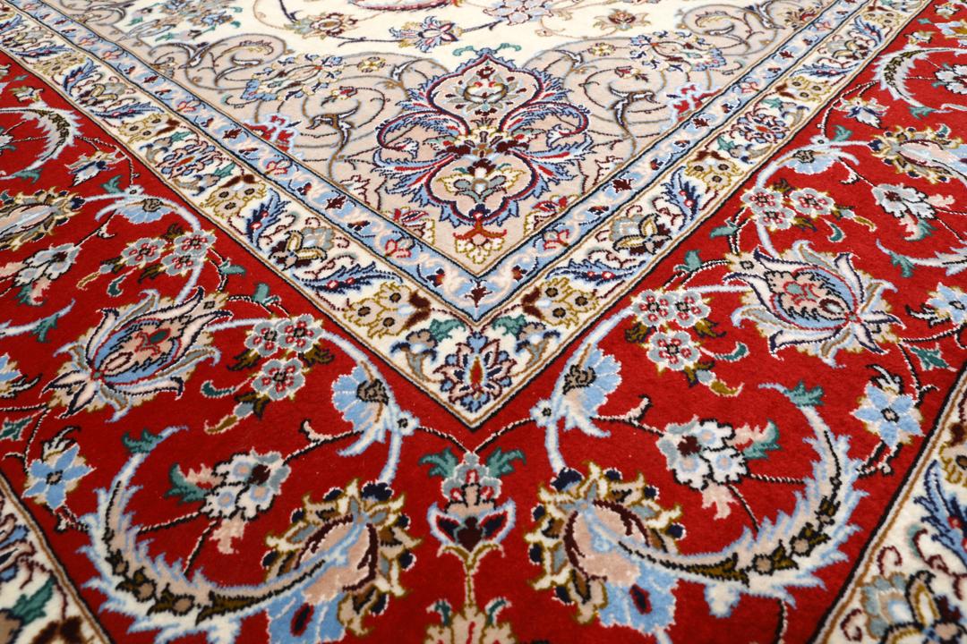 Ručno vezani Isfahan tepih s Bliskog istoka s crvenim rubom i krem poljem