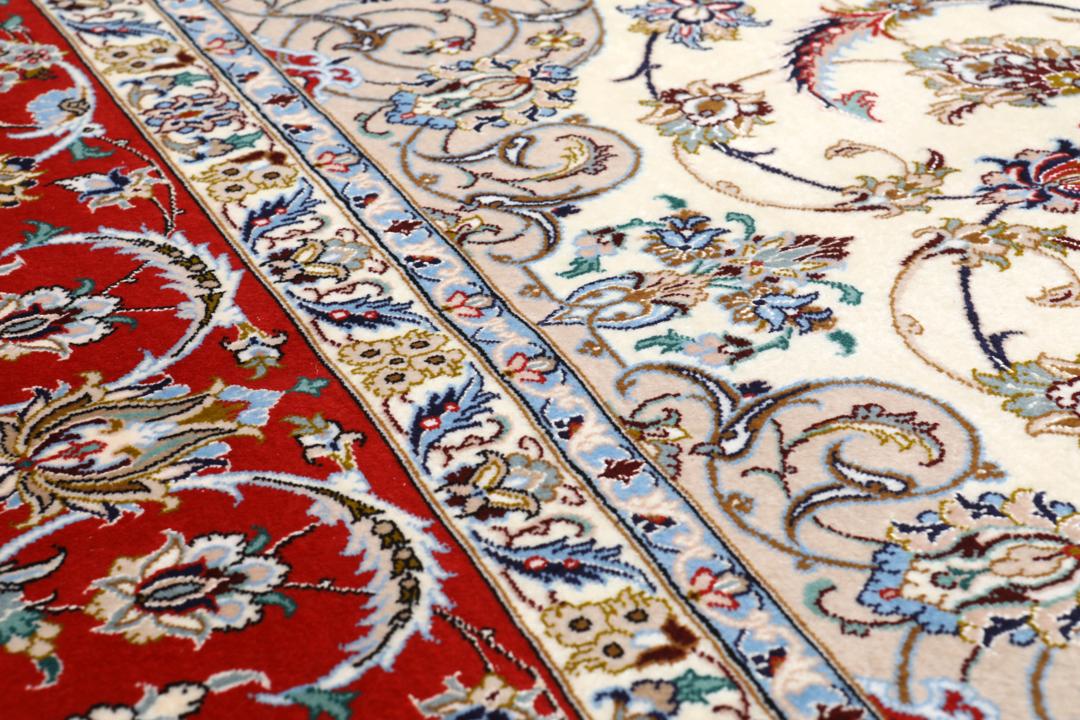 Ručno vezani Isfahan tepih s Bliskog istoka s crvenim rubom i krem poljem