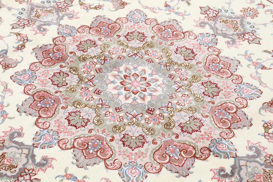 Handgeknoopt vierkant Tabriz-tapijt met bloemenmedaillon in multicolor