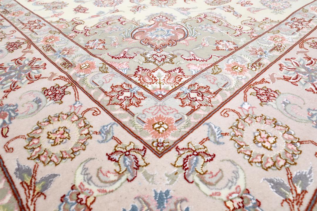 Handgeknoopt vierkant Tabriz-tapijt met bloemenmedaillon in multicolor