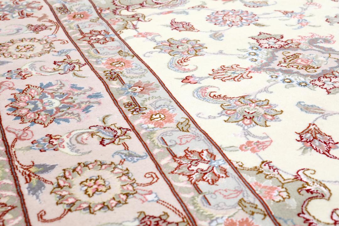 Handgeknoopt vierkant Tabriz-tapijt met bloemenmedaillon in multicolor