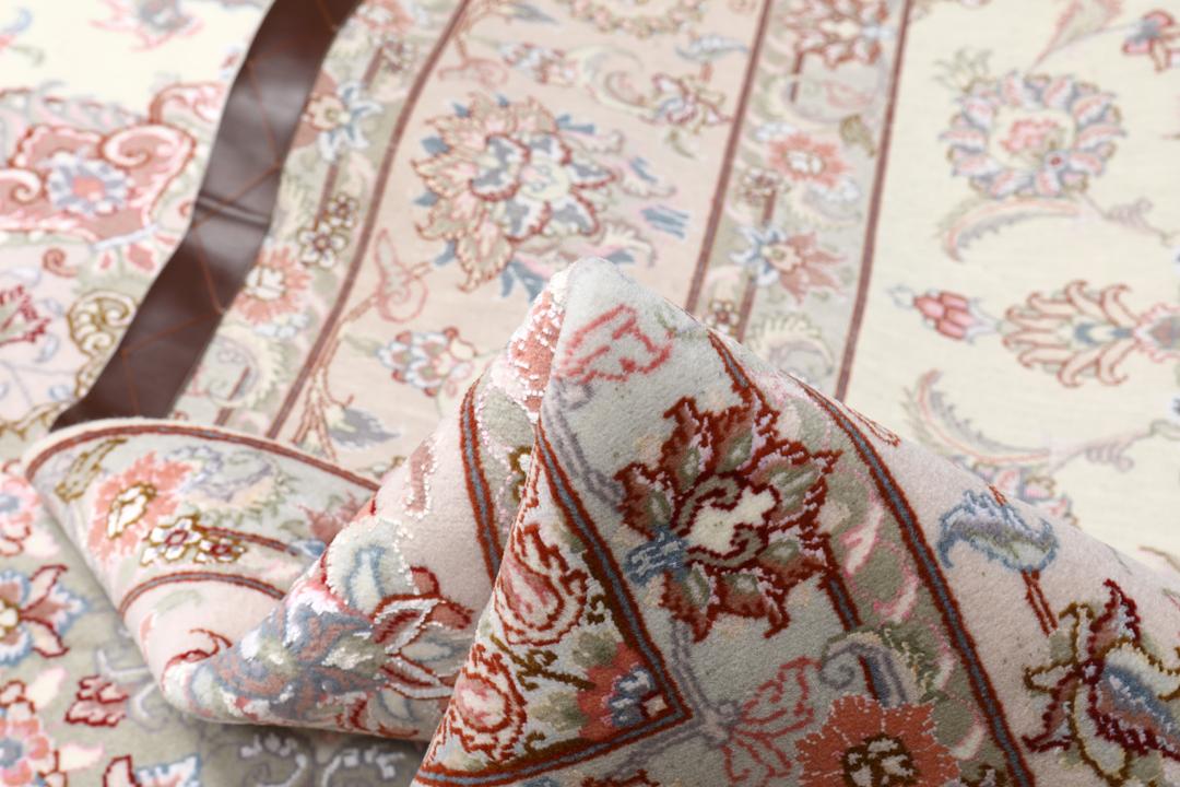 Handgeknoopt vierkant Tabriz-tapijt met bloemenmedaillon in multicolor