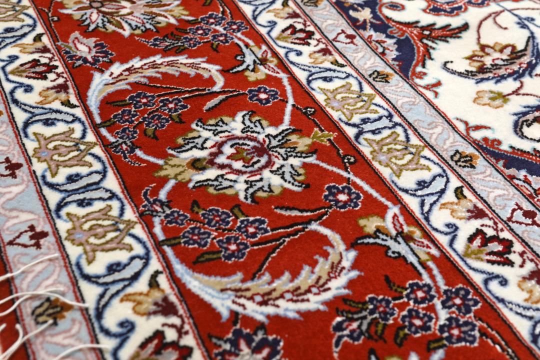 Ručno čvorani Isfahan tepih sa zamršenim cvjetnim uzorcima u crvenoj i krem boji s Bliskog istoka