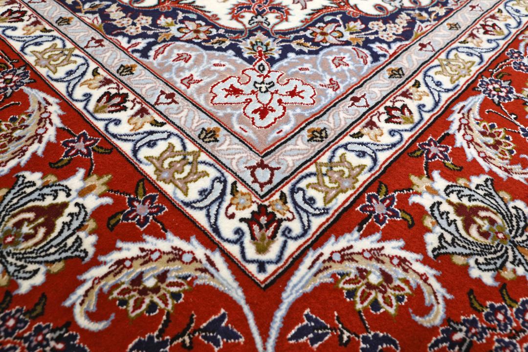 Ručno čvorani Isfahan tepih sa zamršenim cvjetnim uzorcima u crvenoj i krem boji s Bliskog istoka