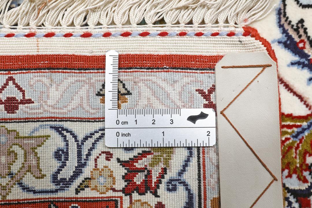 Ručno čvorani Isfahan tepih sa zamršenim cvjetnim uzorcima u crvenoj i krem boji s Bliskog istoka