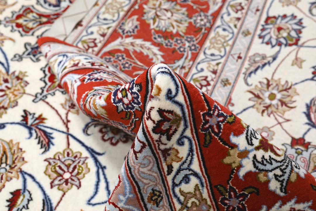 Ručno čvorani Isfahan tepih sa zamršenim cvjetnim uzorcima u crvenoj i krem boji s Bliskog istoka