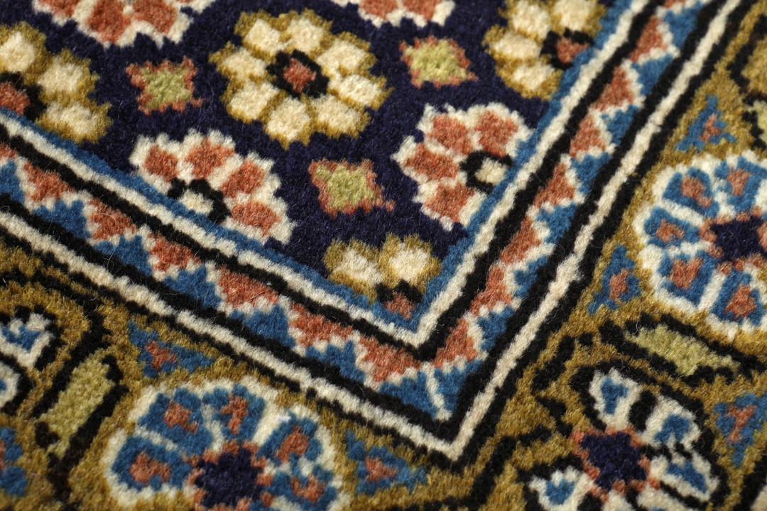 Handgeknoopt Sarouk-tapijt uit het Midden-Oosten in rode en donkerblauwe tinten